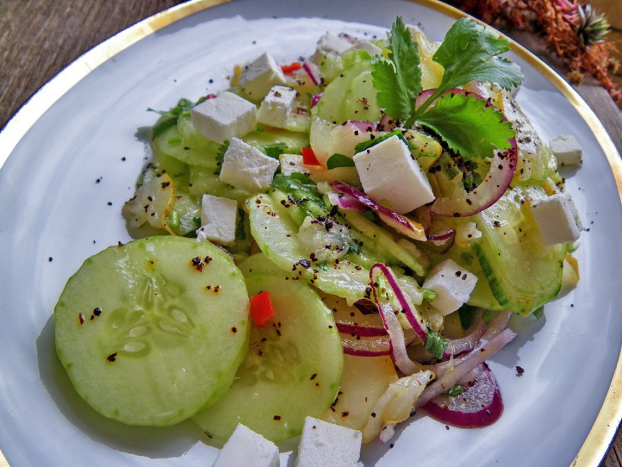 Gurken-Birnen-Salat mit Büffelkäse &amp; Edessa-Chili